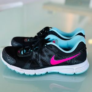 Nike Women’s Revolution 2 Athletic Running Cross Training shoes. Size 8.5
